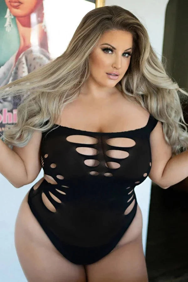 plus size model wearing- black lingerie- posing