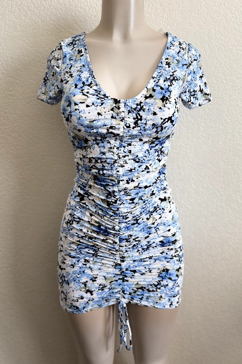Short-sleeve dress with blue and black pattern on a mannequin against a beige background