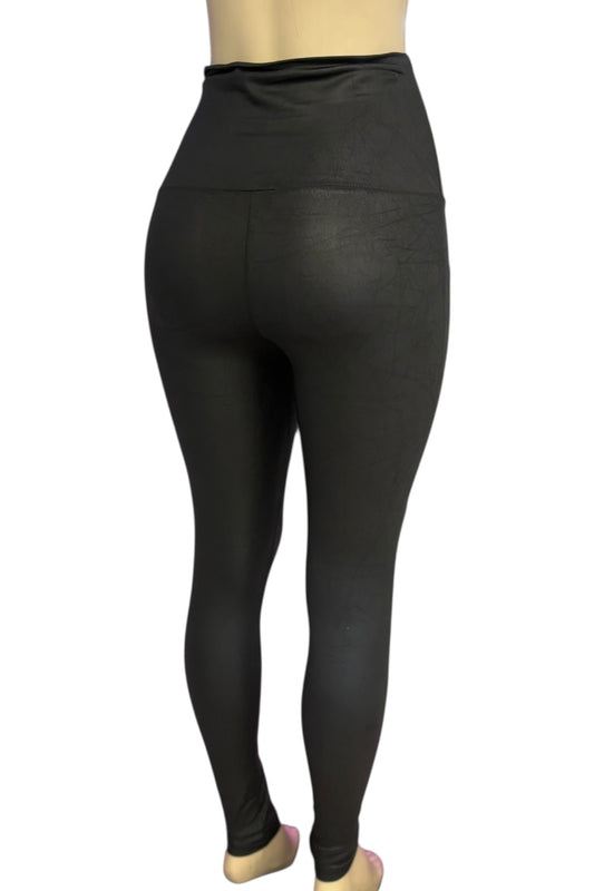 Black leggings worn by a mannequin on a white background