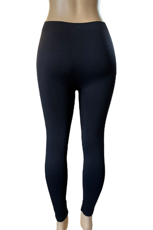 Black leggings worn by a mannequin on a white background