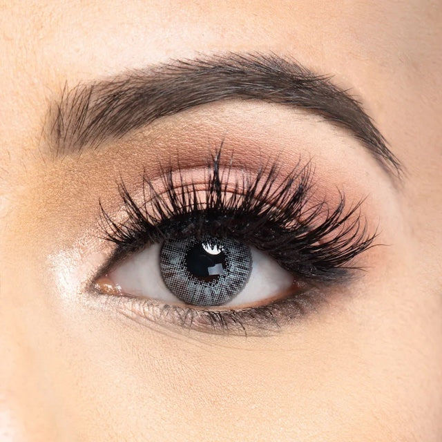 Nadia Lashes on model