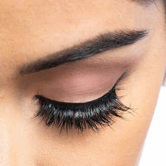 Nadia Lashes on model