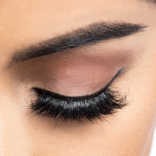 Paulina Lashes on model