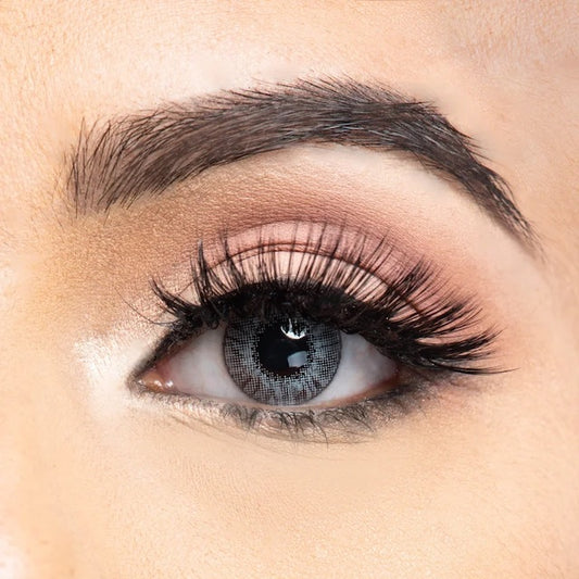 Ella Lashes on model