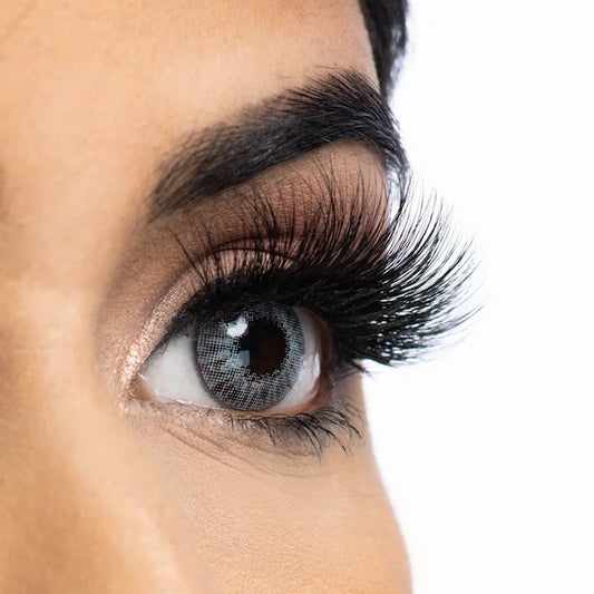 Serena Lashes on model