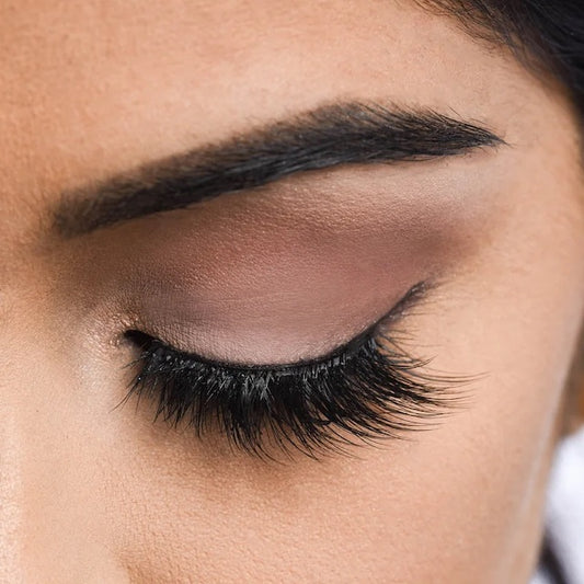 Valentina Lashes on model