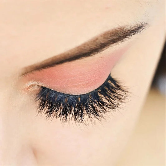 Layla Lashes on model