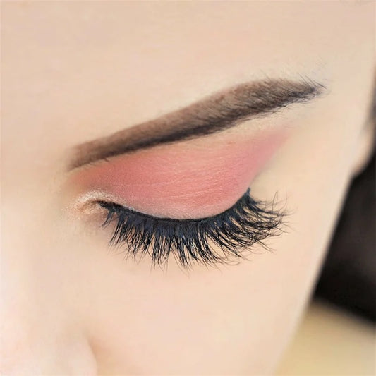 Sadie Lashes on model