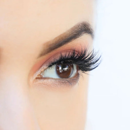 Sienna Lashes on model