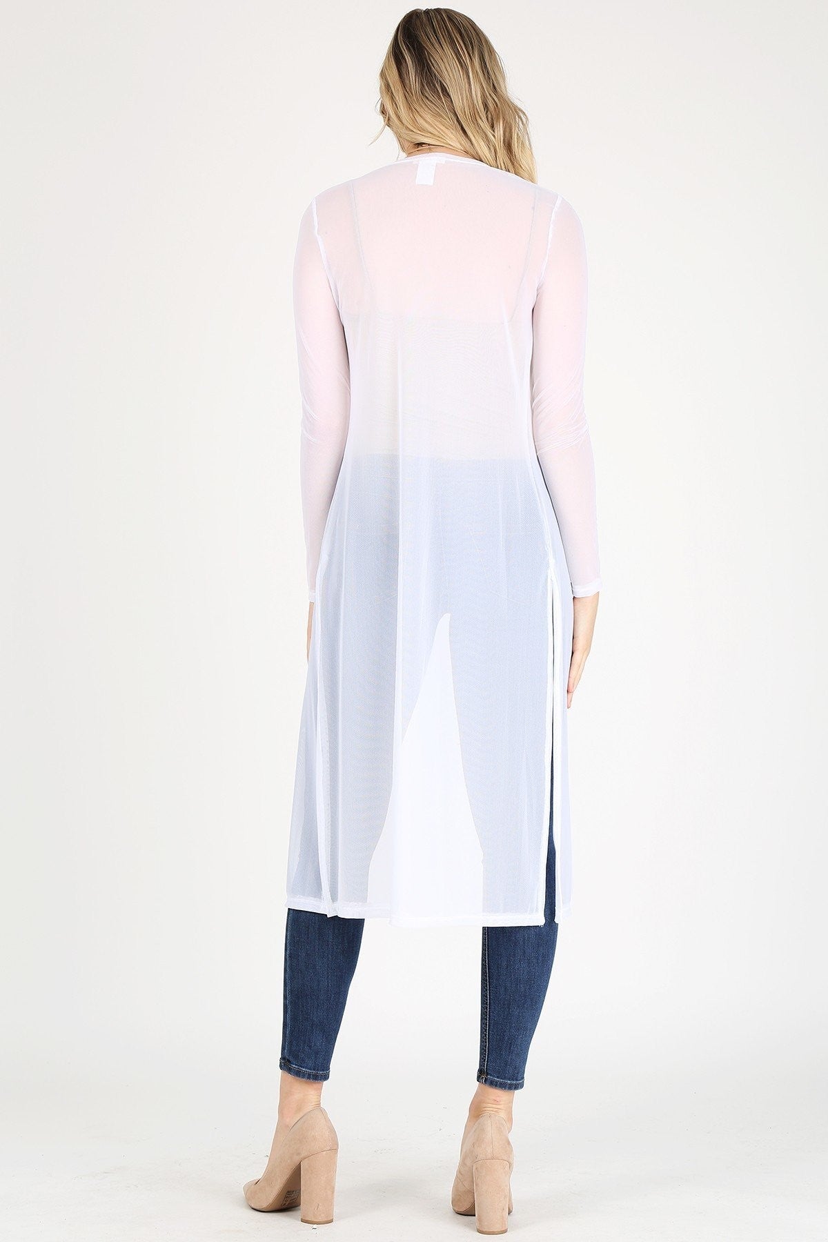 Woman wearing a long, light-colored cardigan with a gradient effect on a white background