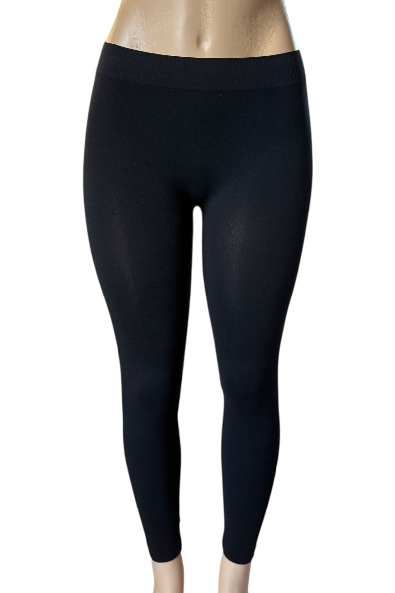 Black leggings worn by a mannequin on a white background