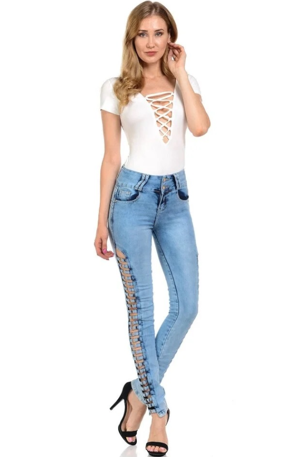 Side Up The Ladder with O Rings Jeans in Light Blue Color