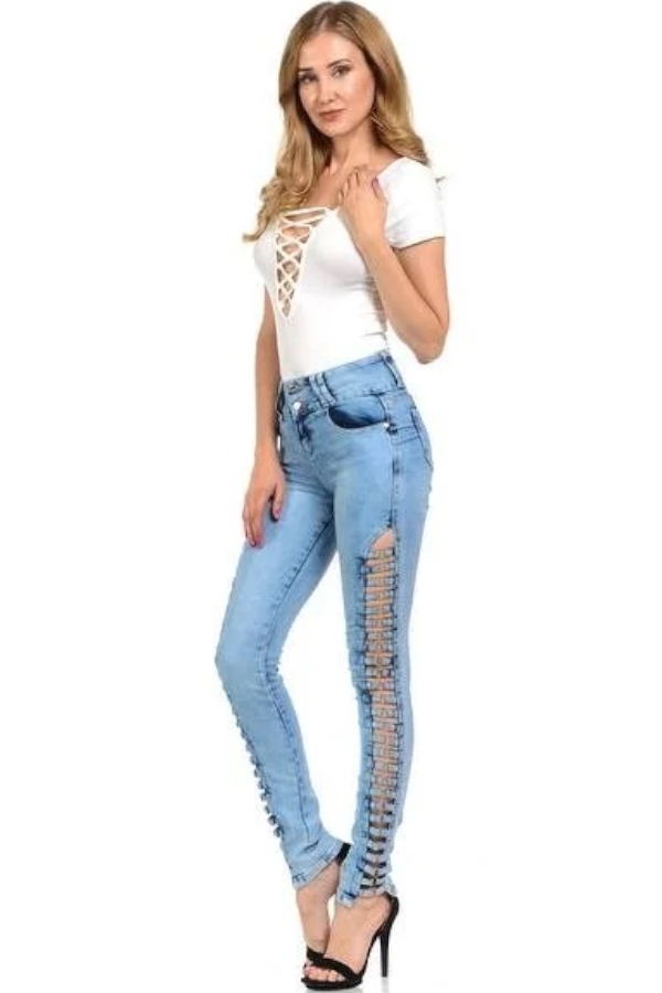 Side Up The Ladder with O Rings Jeans in Light Blue Color