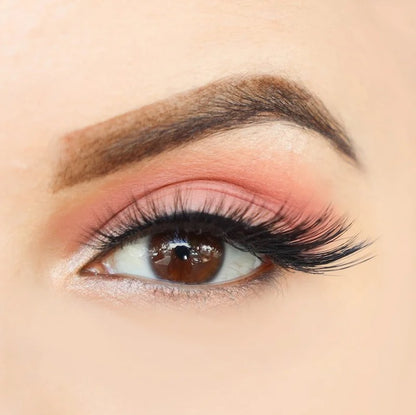 Lil Sis Lashes on model