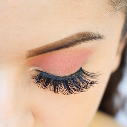 Queenie Lashes on model
