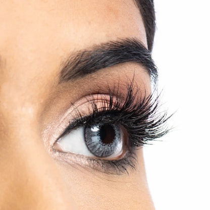 Nadia Lashes on model