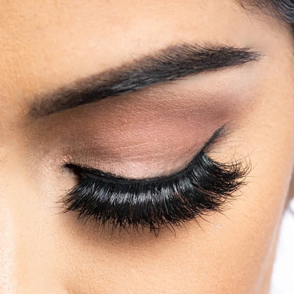 Coco Lashes on model