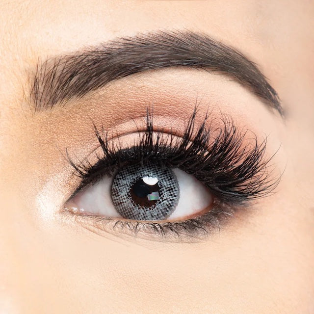 Zoey Lashes on model