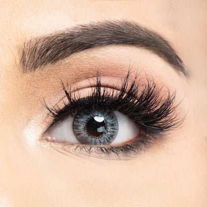 Zoey Lashes on model