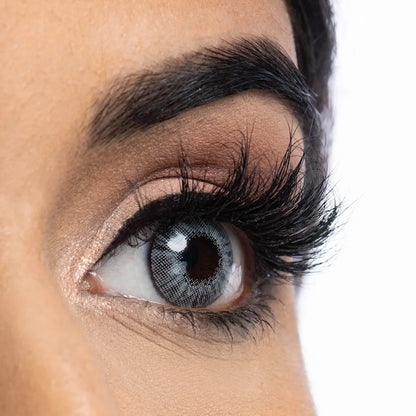 Zoey Lashes on model