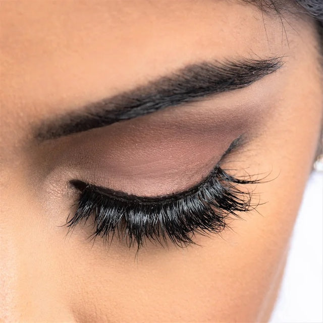 Zoey Lashes on model