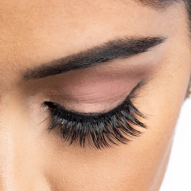 Ella Lashes on model
