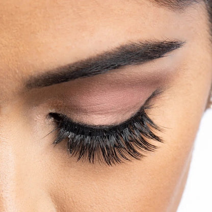 Ella Lashes on model