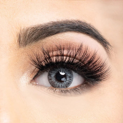 Serena Lashes on model