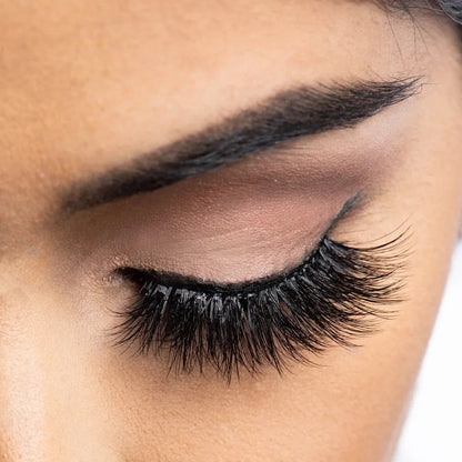 Serena Lashes on model