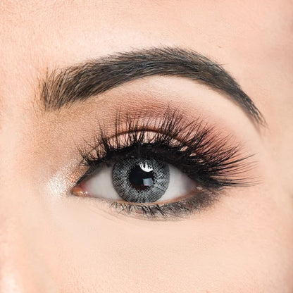 Valentina Lashes on model