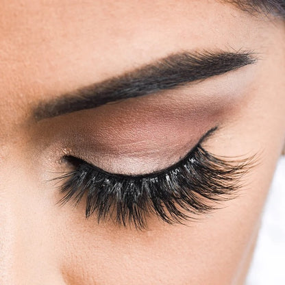 Monroe Lashes on model