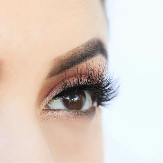 Sydney Lashes on model