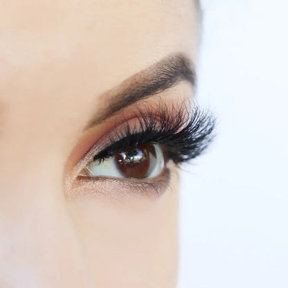 Layla Lashes on model
