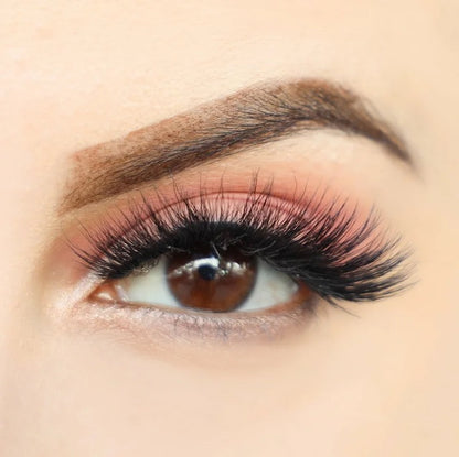Mia Lashes on model