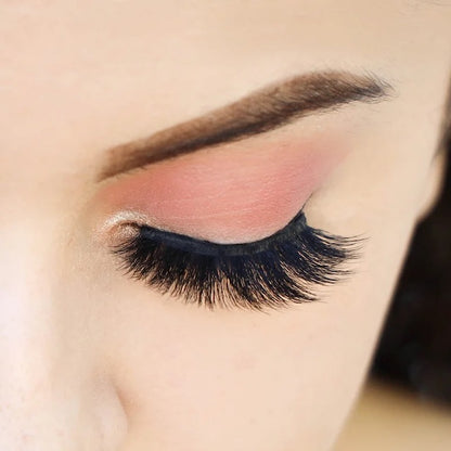 Mia Lashes on model