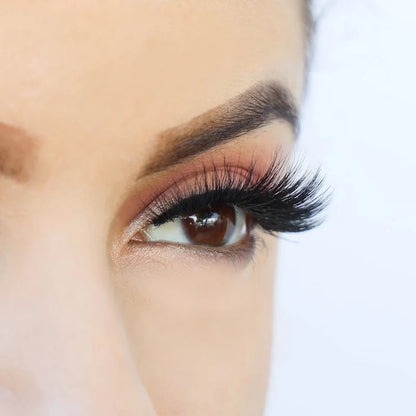 Mia Lashes on model