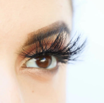 Simone 25mm Lashes on model